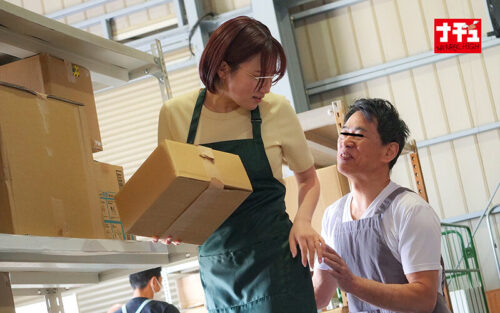 倉庫勤務中でも拒めずやらせてくれる地味巨乳パート妻は騎乗位になると物凄いこねくり腰で中出しをせまるエロ狂いに豹変2